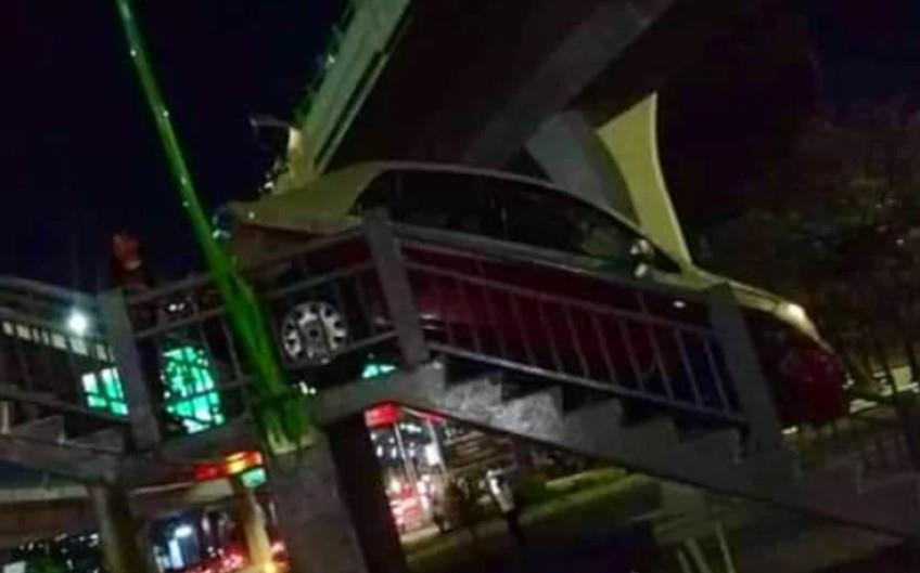 Taxista se desespera por el tráfico y se sube a puente peatonal: queda atorado