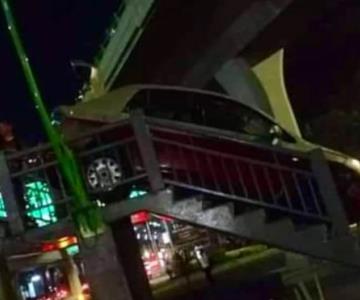 Taxista se desespera por el tráfico y se sube a puente peatonal: queda atorado