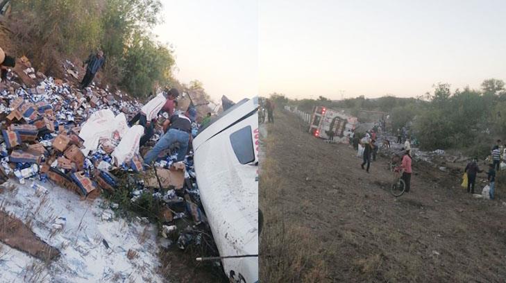 ¡Y se hizo la rapiña! Camión cargado de leche se voltea en la carretera Navojoa-Los Mochis