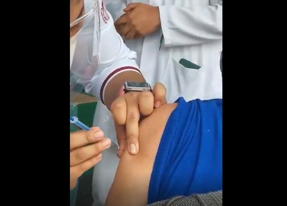 VIDEO - Vacunan a otro adulto mayor con jeringa vacía; fue un error, dicen