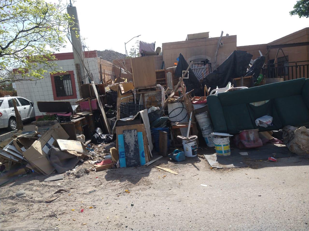 Esta casa llena de basura provoca reacciones opuestas entre vecinos