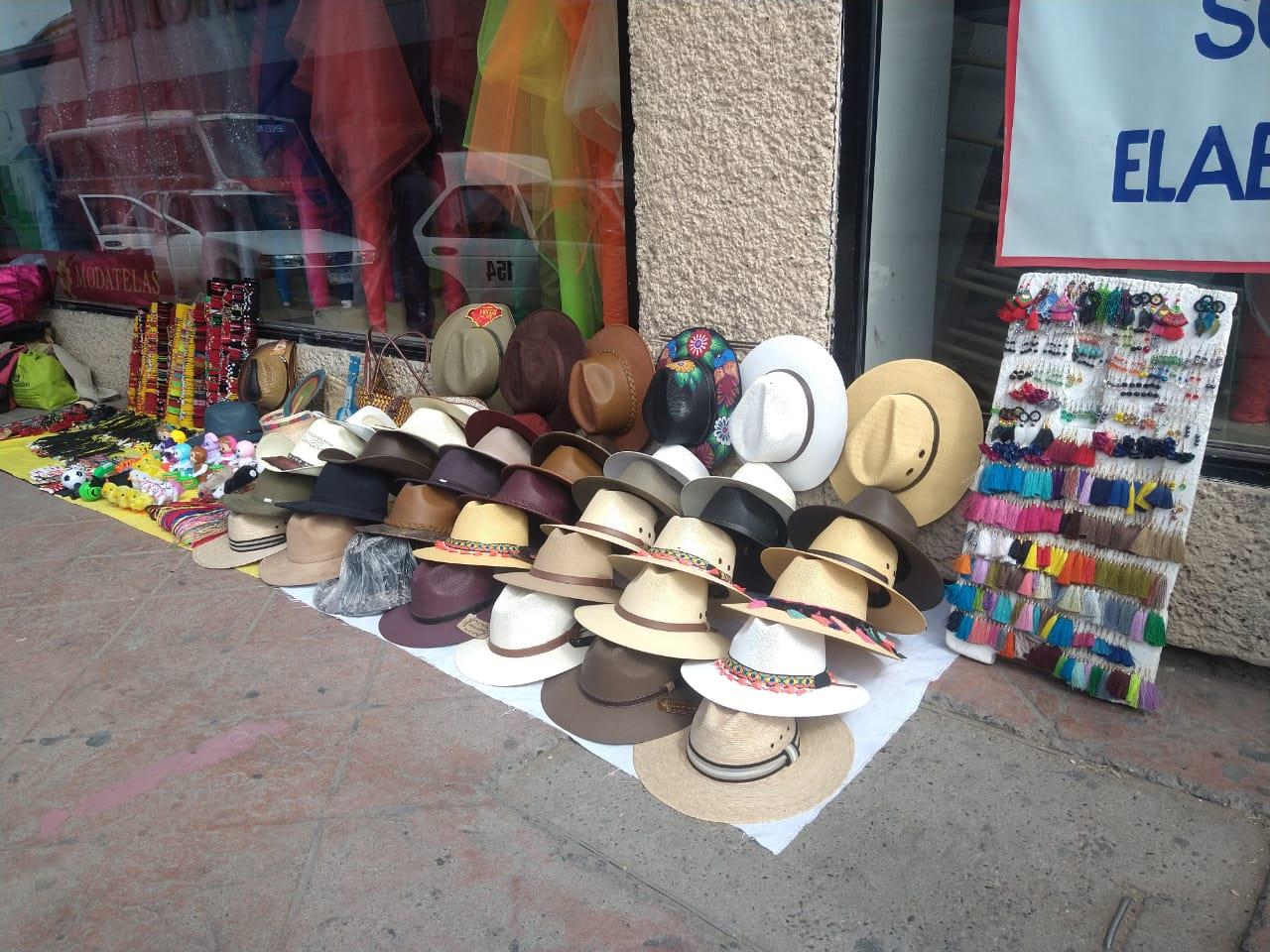 Tras dejar Oaxaca se gana la vida vendiendo artesanías en el centro de Hermosillo