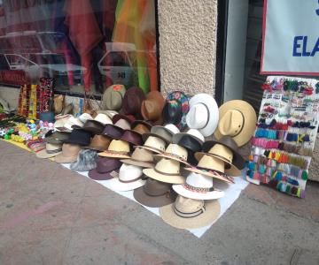 Tras dejar Oaxaca se gana la vida vendiendo artesanías en el centro de Hermosillo