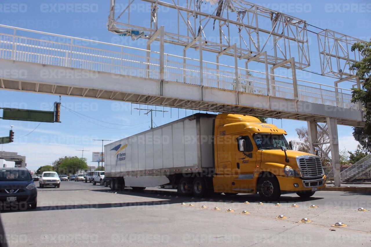 ¡Dos en un día! Tráiler impacta puente peatonal del Luis Encinas