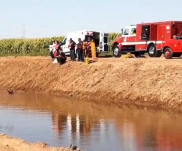Temen una tragedia en Valle del Yaqui: vehículo cae a canal y no encuentran a los pasajeros