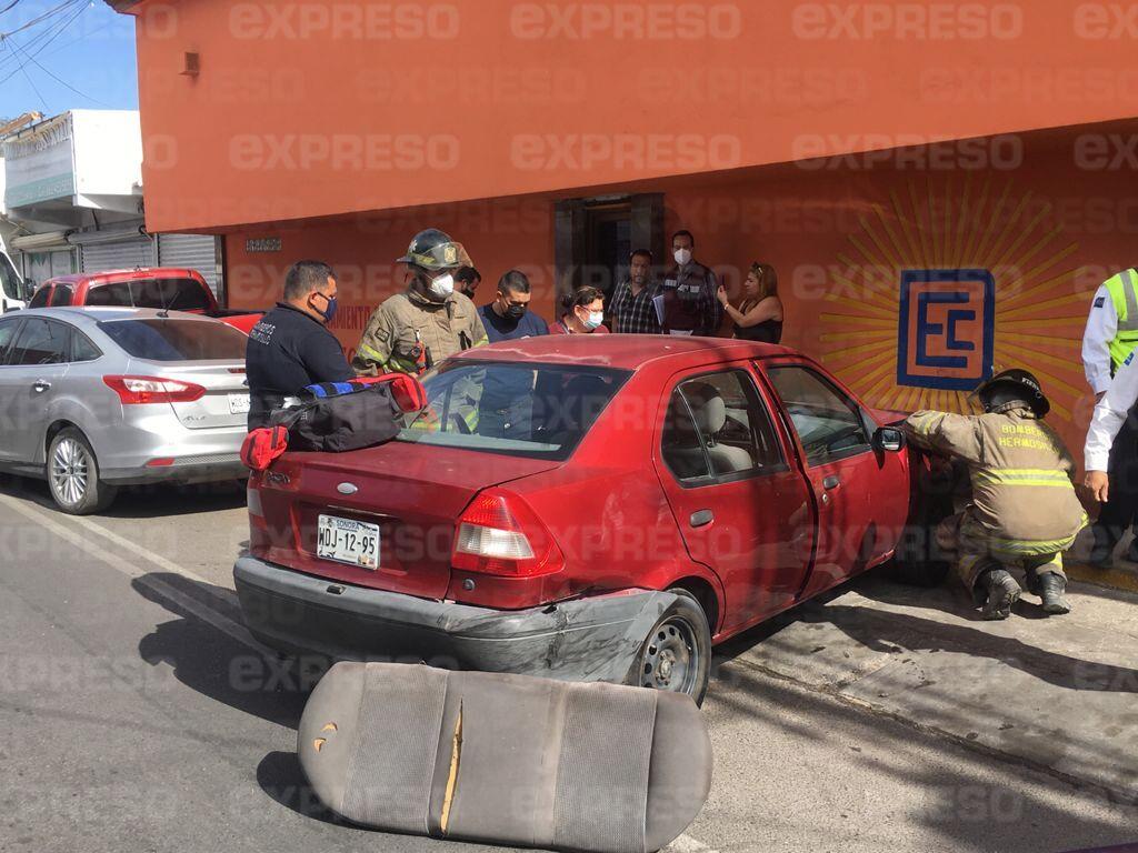 Fuerte choque en la San Benito: hay un conductor prensado