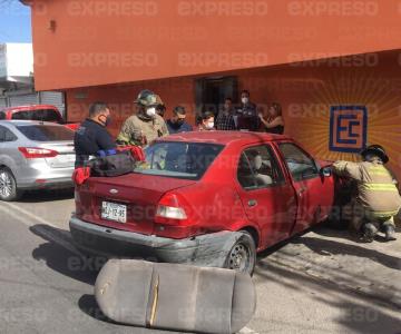 Fuerte choque en la San Benito: hay un conductor prensado