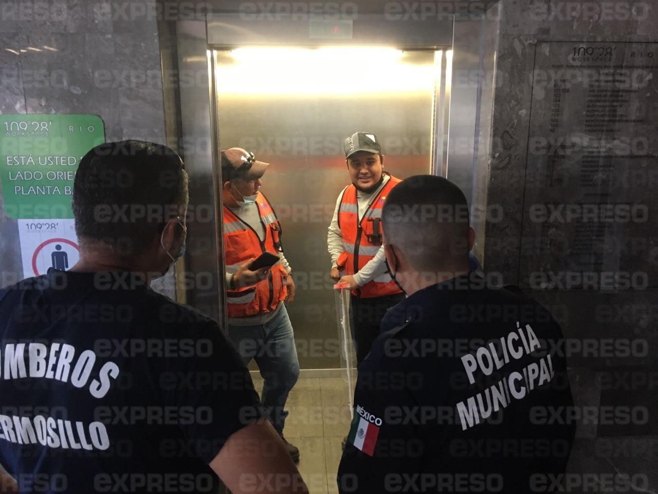 VIDEO - Bomberos de Hermosillo rescatan a personas atrapadas en elevador