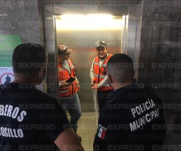 VIDEO - Bomberos de Hermosillo rescatan a personas atrapadas en elevador