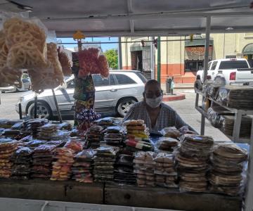 Flora tiene 47 años vendiendo dulces tradicionales en el Centro