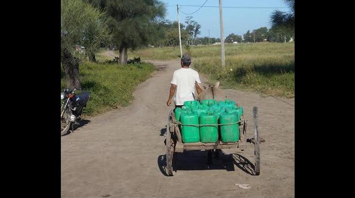 Habitantes del Recodo caminan kilómetros para obtener