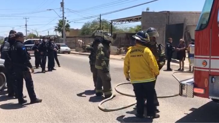 VIDEO | Bomberos intentan atender un incendio y terminan golpeados