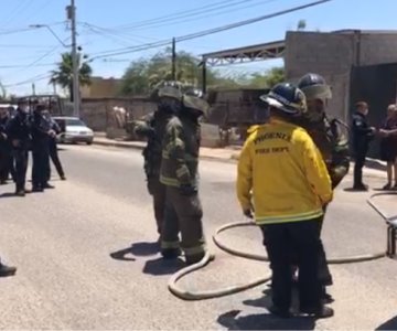 VIDEO | Bomberos intentan atender un incendio y terminan golpeados