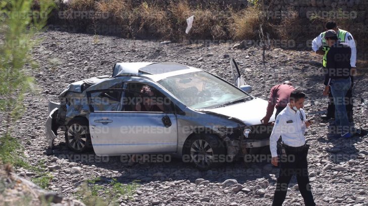 VIDEO | Automóvil pierde el control y cae al canal del Quintero Arce