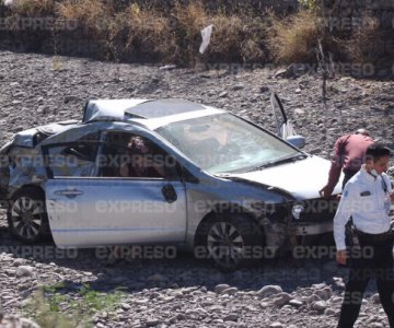 VIDEO | Automóvil pierde el control y cae al canal del Quintero Arce