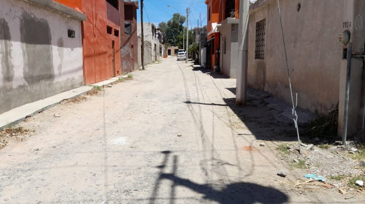 Nos tienen olvidados; vecinos denuncian el estado de una calle sin nombre