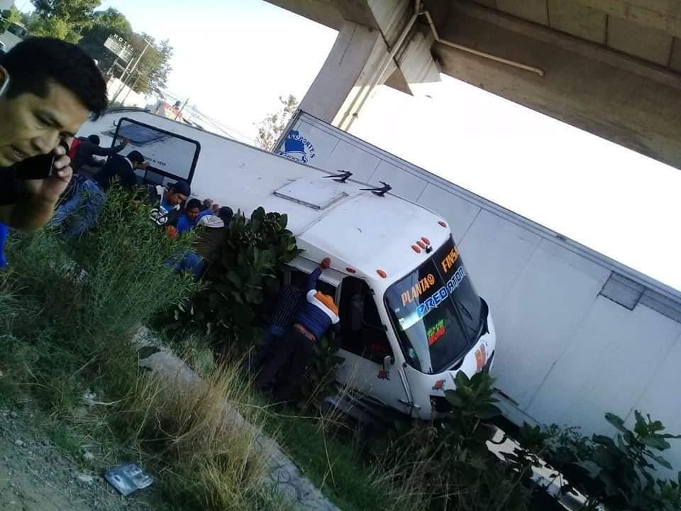 Tráiler choca y saca de la carretera autobús lleno de pasajeros en autopista México-Puebla