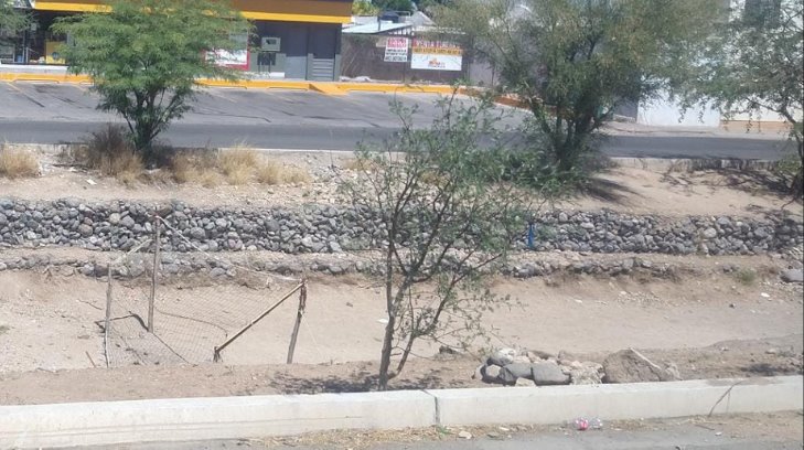 ¡Nada los detiene! Jóvenes limpian canal para usarlo como cancha de futbol