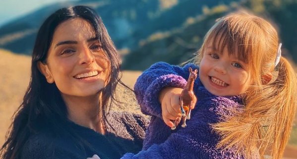 Aislinn Derbez transforma a su hija en sirena