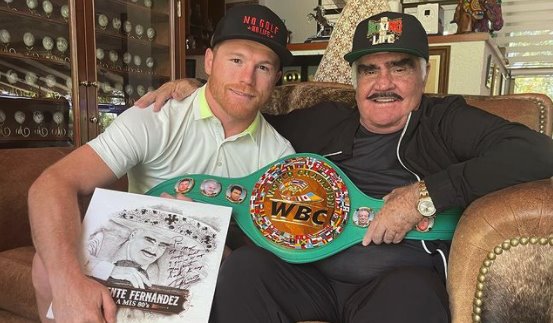 Canelo Álvarez posa junto a su ídolo Vicente Fernández