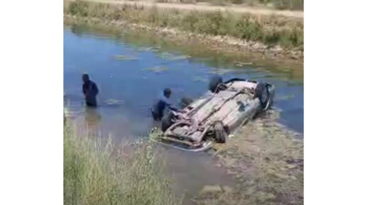 ¡Viven para contarla! Auto con 4 mujeres cae a un canal en Villa Juárez