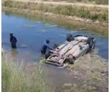 ¡Viven para contarla! Auto con 4 mujeres cae a un canal en Villa Juárez