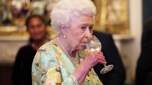 Consterna el delicado estado de salud de la reina Isabel II