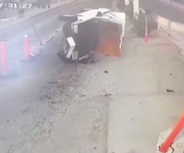 VIDEO | Descuidado conductor choca contra tubos de contención en Nogales