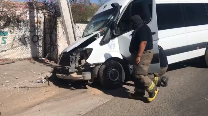VIDEO | ¡Aguas con los postes! Camión de transporte de personal choca al sur de Hillo