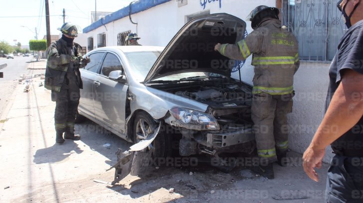 VIDEO | Tras chocar, se lleva los señalamientos y termina en la banqueta