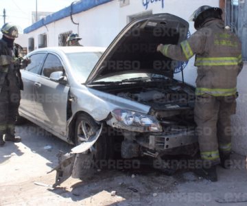 VIDEO | Tras chocar, se lleva los señalamientos y termina en la banqueta