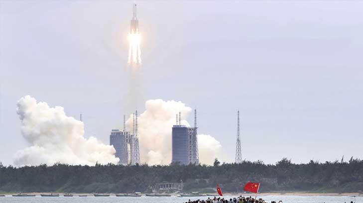 VIDEO | Avistan restos del cohete descontrolado chino Larga Marcha-5B Y2