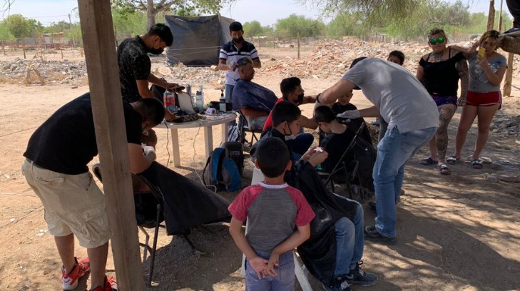 Barberos de Hermosillo regalan cortes a niños y adultos de la Nueva Esperanza