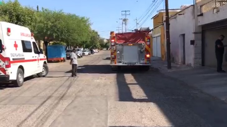 VIDEO | Explosión dentro de una casa deja un hombre lesionado