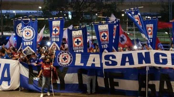 Le llevan serenata a Cruz Azul previo a la semifinal de vuelta