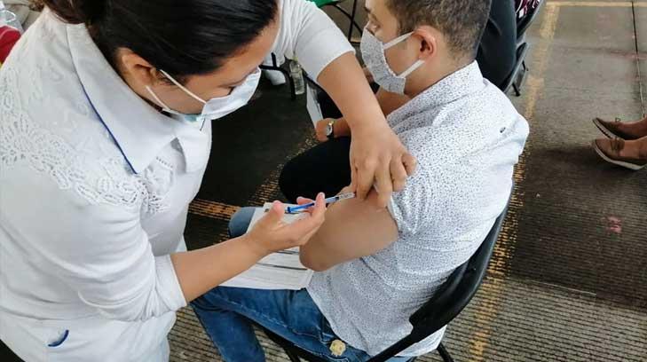 Anuncian fecha para aplicar vacuna de refuerzo antiCovid a maestros