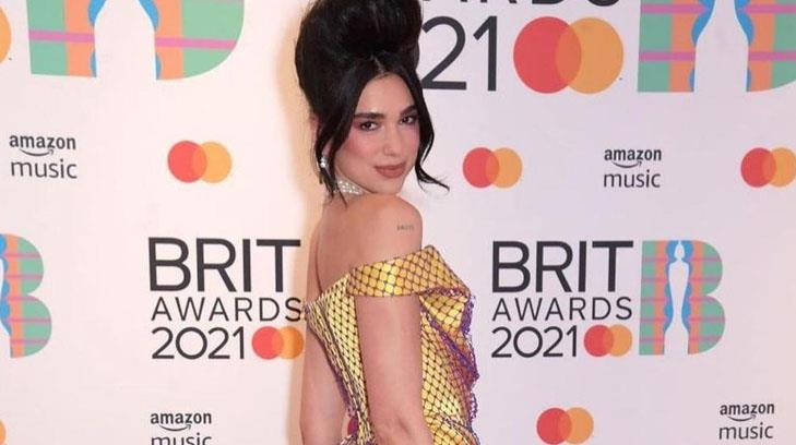 Dua Lipa pide en Londres subir salario del personal de salud