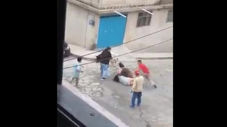 VIDEO | Familia inicia pelea a escobazos y termina a machetazos