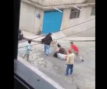 VIDEO | Familia inicia pelea a escobazos y termina a machetazos