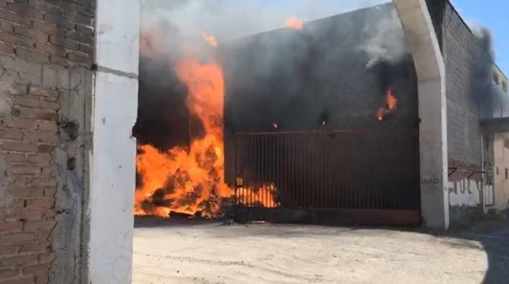 VIDEO | Fuego consume almacén de tarimas al norte de Hermosillo