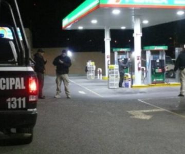 Lo dejan golpeado y sin dinero; asaltan a despachador de gasolinera al sur de Hermosillo