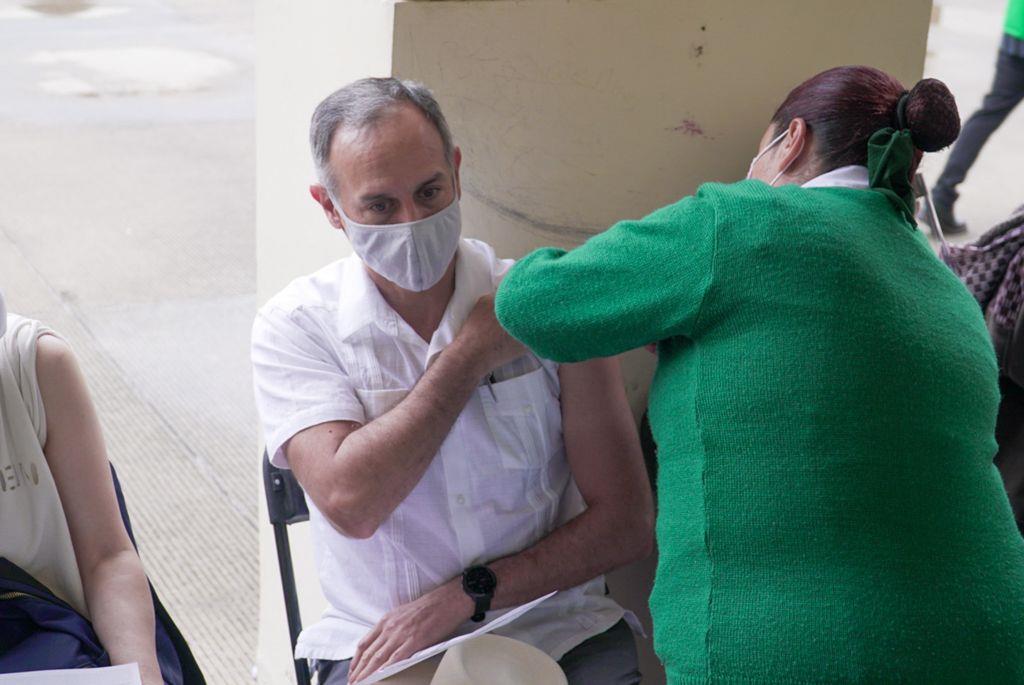 López Gatell se vacuna