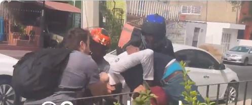VIDEO FUERTE - Le roba su celular a mujer y repartidores lo persiguen para golpearlo brutalmente