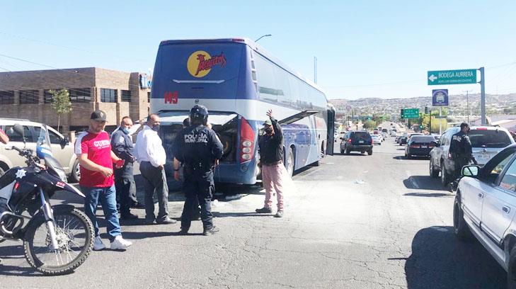 Viajaban en un autobús por Nogales cuando de pronto se vieron rodeados de humo