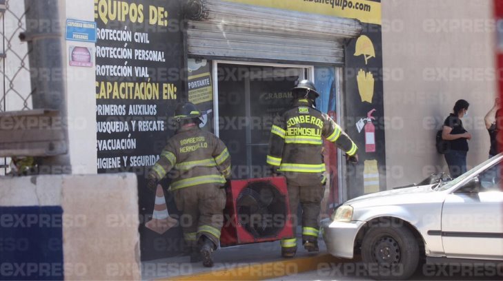 VIDEO | Bomberos atienden incendio de un negocio de equipo de seguridad
