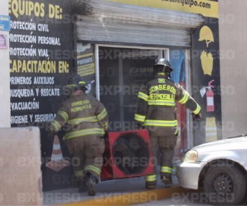 VIDEO | Bomberos atienden incendio de un negocio de equipo de seguridad