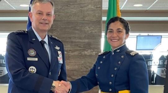 ¡Orgullo nacional! Ella es la primer mexicana en graduarse de la Fuerza Aérea de EU