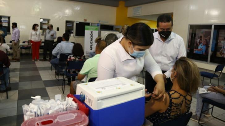 Vacunan a cientos de personas contra Covid en Navojoa