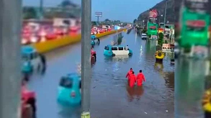 Amanece inundada la México-Puebla tras fuertes lluvias