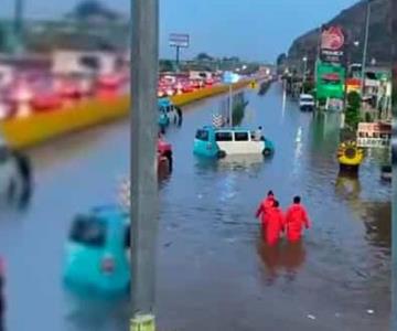 Amanece inundada la México-Puebla tras fuertes lluvias